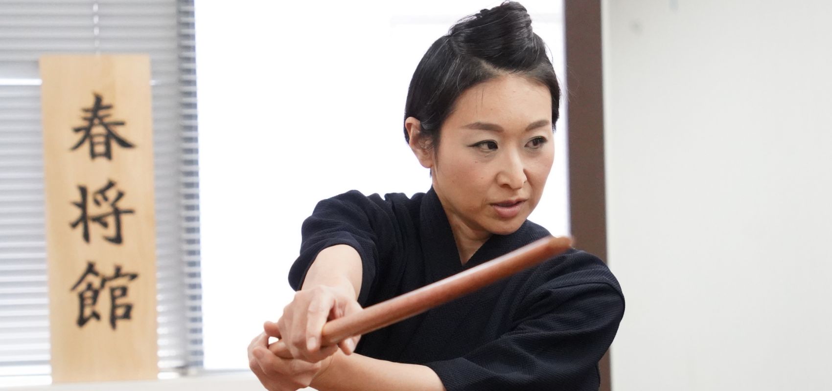 稽古中の女性画像